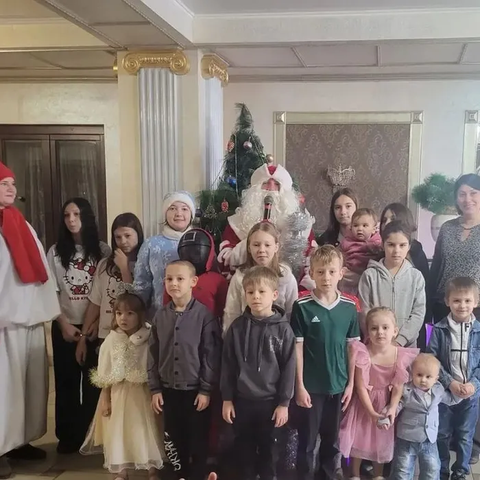 23 декабря 2025г в отеле «Покровск» состоялось благотворительное театрализованное представление «Главный секрет Деда Мороза»