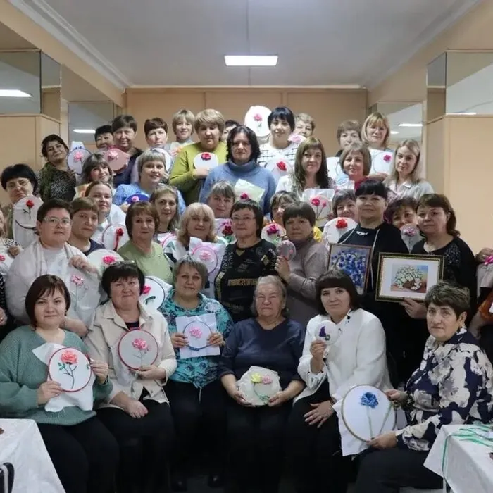 20 и 21 ноября в СОЦНТ им Л.А. Елена Владимировна Янкина, руководитель кружка декоративно-прикладного искусства ДД «Прибрежновский», провела областной семинар-практикум «Вышивка лентами»