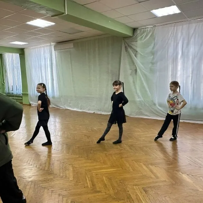 2 февраля 2026г в «ДК «Мелиоратор» балетмейстер «Народного коллектива» хореографического коллектива «Глория» Конева А.С. провела мастер-класс по хореографии «Танцевальные шаги»