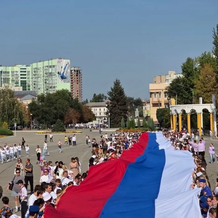 22 августа 2025 года была проведена масштабная патриотическая акция «Россия в цвете»