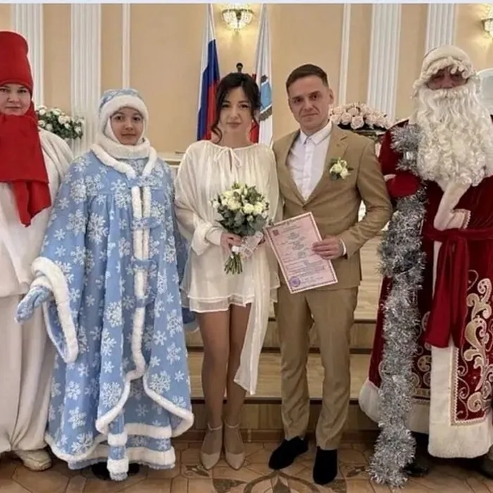 На церемонии бракосочетания появился Дед Мороз, Снегурочка и Снеговик!