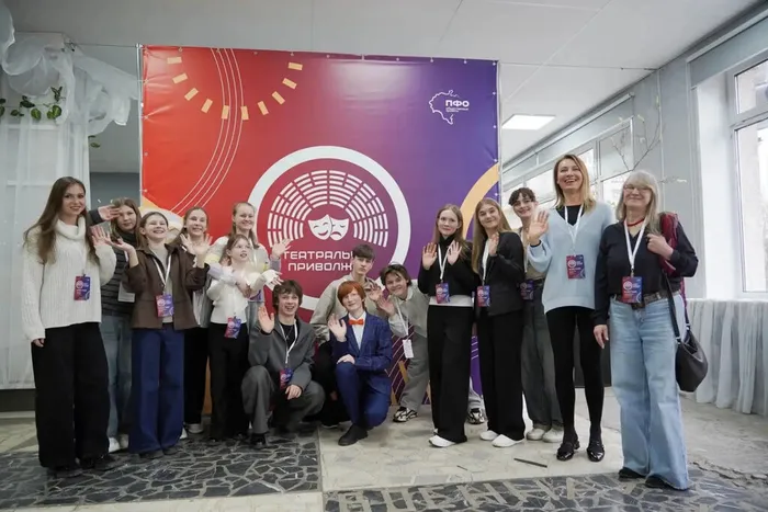 vospitanniki-saratovskoj-teatralnoj-studii-teatralika-vystupayut-v-finale-teatralnogo-privolzhya-1536x1024